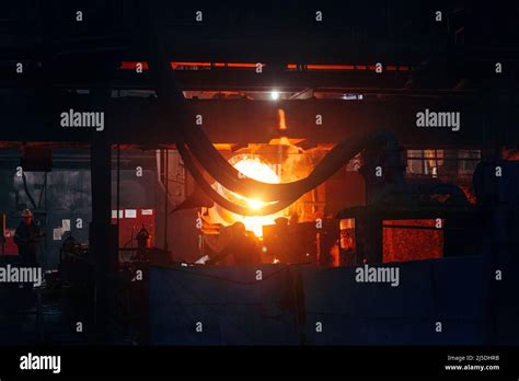 Proceso de fundición de metal en planta metalúrgica Fotografía de stock