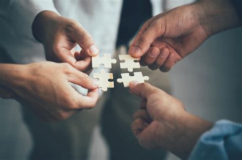 Conceito De Trabalho Em Equipe E Parceria M Os Juntam Pe As De Quebra