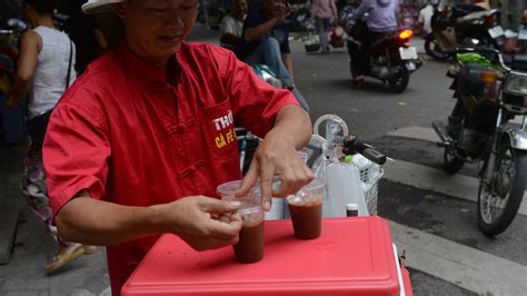 Starbucks, Coffee Bean & Tea Leaf are losing to local Vietnam chains