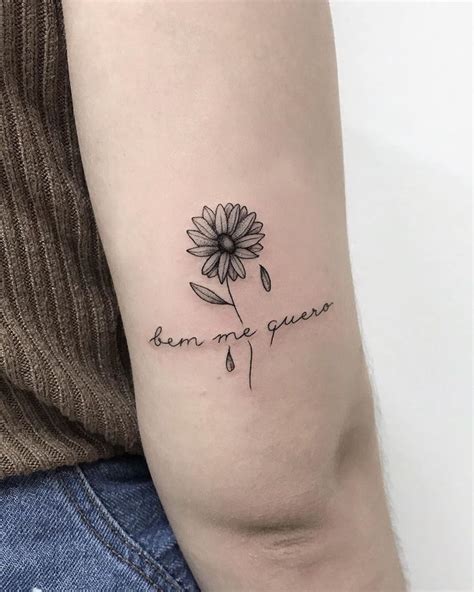 Florzinha Super Delicada Em Blackwork Com Frase Escrita Em Letra Fina E