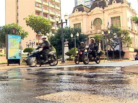 G1 Água limpa vaza em frente ao prédio da Prefeitura de Ribeirão