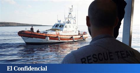 Al menos cuatro muertos por el vuelco de un barco turístico en un lago