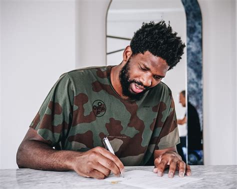 NBA Le Pivot Camerounais Joel Embiid Prolonge Pour Quatre Ans Et 196