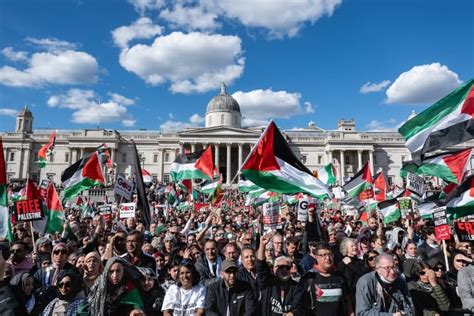 200,000 march in London on Palestine Land Day