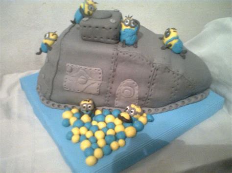 minions cake Decorated Cake by Dulciriela Gisela Gañan CakesDecor