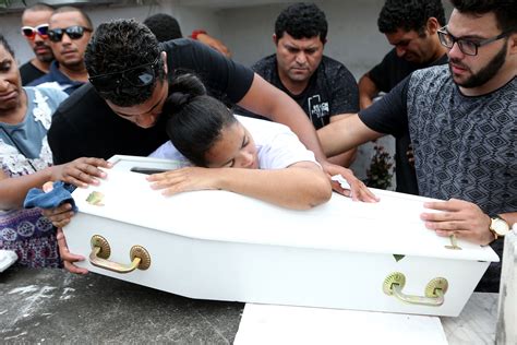 Comoção marca velório de bebê que morreu atropelado no Rio Notícias