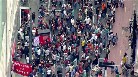 Grupo De Moradores Protesta Na Frente Da Sede Da SPTrans Jornal