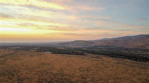 Amazing landscape of valley with mountains · Free Stock Photo