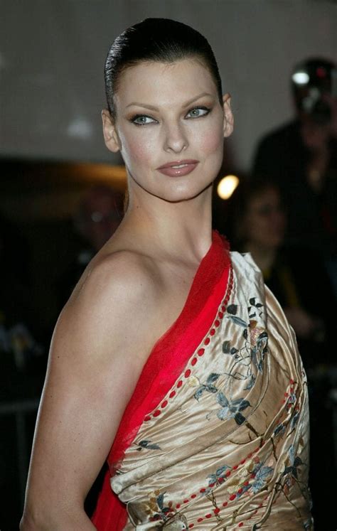 Linda Evangelista Sfigurata Da Un Trattamento Ammette Di Fare Ricorso