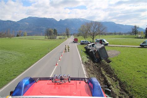 Lustenau Lkw stürzt in Graben Lustenau VOL AT