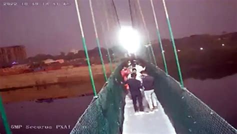 India Il Momento Del Crollo Del Ponte Nel Gujarat Video Dailymotion