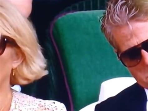 Hugh Grant, sconcerto a Wimbledon: come lo sorprendono (alle spalle