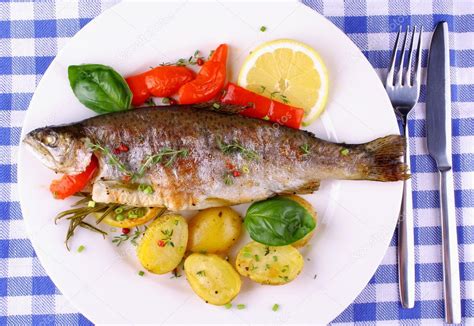 Trucha Arco Iris A La Plancha Con Pimientos Rojos Romero Y Patatas