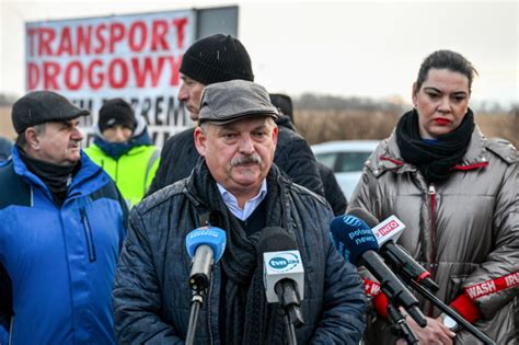 Rolnicy Z Podkarpackiej Oszukanej Wsi Wznowili Protest W Pobli U