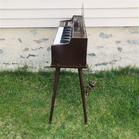 Vintage Magnus Electric Chord Organ Model 605 P W Legs Made In USA