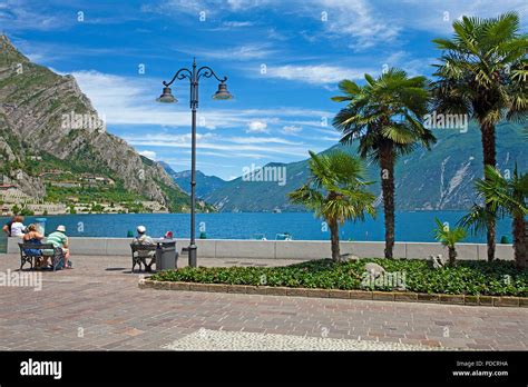 Seepromenade Von Limone Limone Sul Garda Gardasee Lombardei Italien