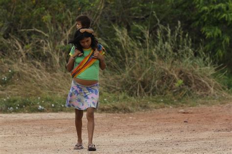 Yanomamis Convivem Nos Arredores Da Casa De Saúde Do Índio Onde Está Instalado Hospital De