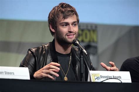 Douglas Booth Height Weight Age Shoe Size