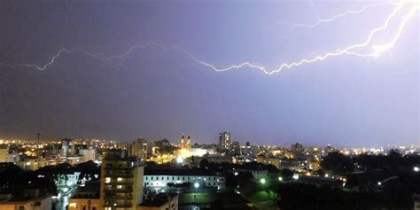 Frente quente trará chuva forte raios e granizo no início do inverno