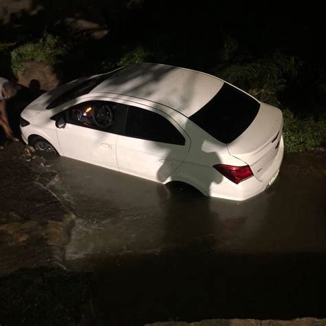 Carro Arrastado Durante Forte Chuva E Motorista Grita Por Socorro Em