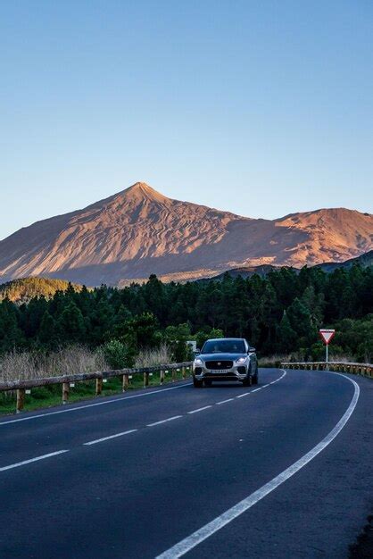 Un Cami N Circula Por Una Carretera Con Una Monta A Al Fondo Foto Premium