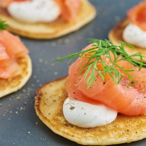 Blinis med laks og rødløg Nem opskrift på forret med røget laks