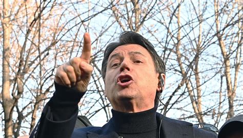 Giuseppe Conte Aggredito Da Un No Vax In Piazza A Massa Colpito Al