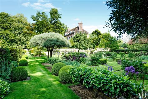 This French Country Estate Boasts Unbelievably Beautiful Gardens By