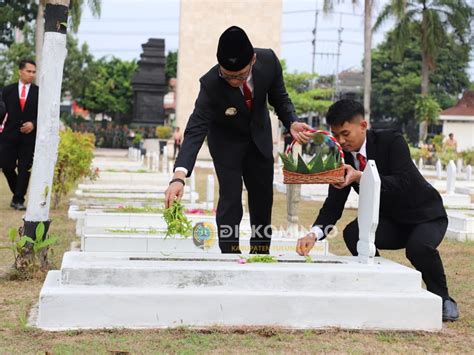 Upacara Ziarah Nasional Di Taman Makam Pahlawan Kabupaten Tulungagung