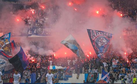 Les Supportrices De Foot Indonésiennes Réclament Des Tribunes Réservées Aux Femmes