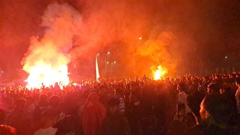 Usai Laga Suporter Persib Pesta Flare Dan Ngechant Di Luar Stadion