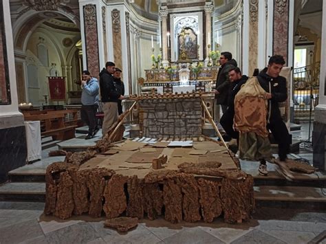 La nascita di Gesù ai piedi dellAltare Parrocchia S Castrese