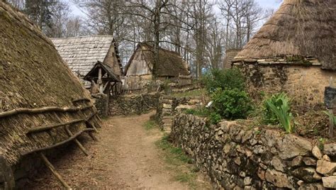 A la ferme du Moyen âge de Saint Julien aux Bois le visiteur remonte