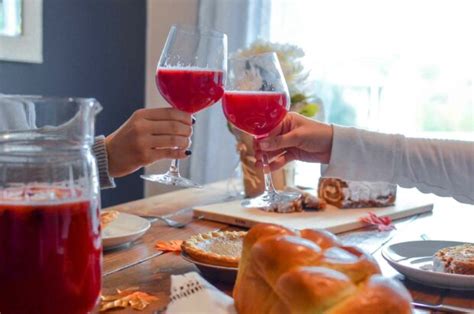 15 Easy Thanksgiving Toasts — Classic, Modern, And Funny