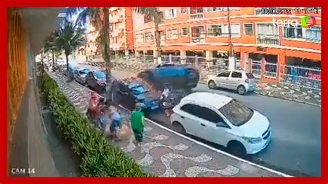 Motorista joga carro para cima de motociclista após ter óculos de sol