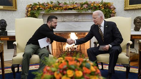 Ukraine Krieg Biden sagt Selenskyj Militärhilfe von 200 Millionen US