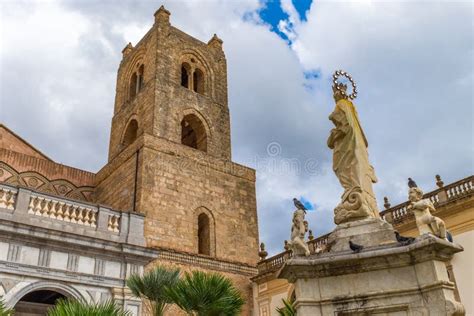 El Patio Y El Campanario De La Catedral De Monreale De La Suposici N De