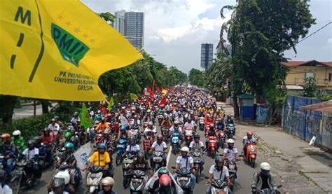 Massa Tolak Omnibus Law Aksi Di Bundaran Waru Suara Surabaya