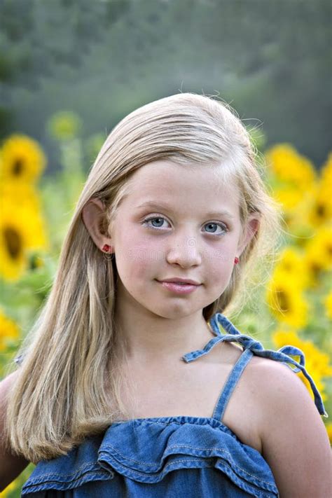 Petite Fille Blonde Dans Le Domaine De Tournesol Photo Stock Image Du Floraison Regarder