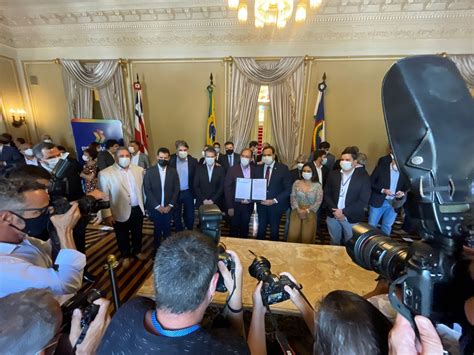 Prefeito em exercício Professor Edmo Neves participa de assinatura de