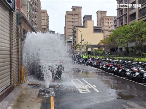 蘆洲男開車分心接電話 撞消防栓水柱狂噴 鏡週刊 Mirror Media