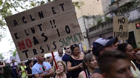 Protesta En Barcelona Contra Los Apartamentos Tur Sticos Rtve