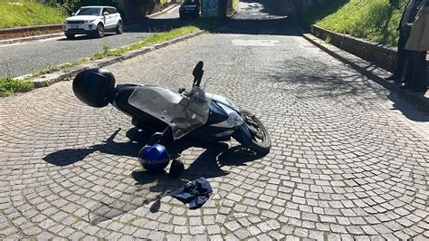 Palermo Cade Con La Moto In Via Piersanti Mattarella Enne A Villa