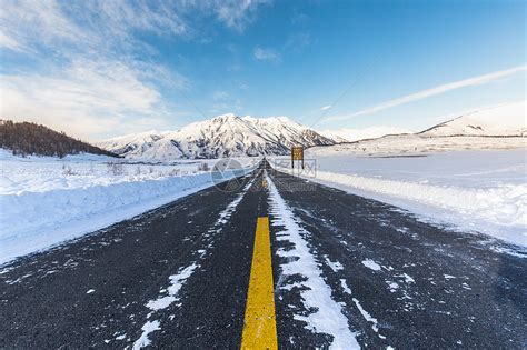 雪地里笔直的公路高清图片下载 正版图片500805526 摄图网