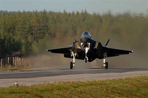 US F-35s on the highway: first historic landing in Finland for the US Air Force jets - Aviation ...