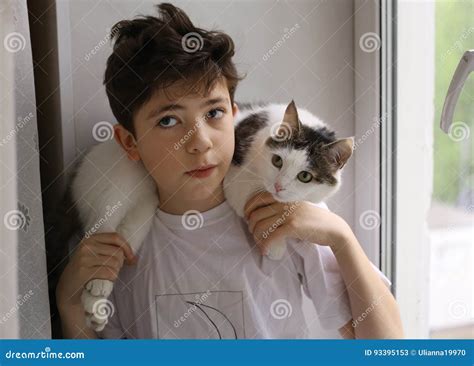 De Tienerjongen Met Kat Op Zijn Schouders Sluit Omhoog Foto Stock