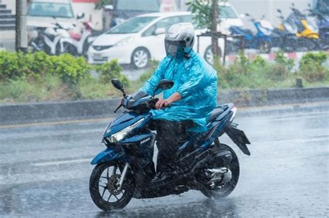 Bikers Cewek Perhatikan Hal Ini Saat Naik Motor Dalam Kondisi Hujan