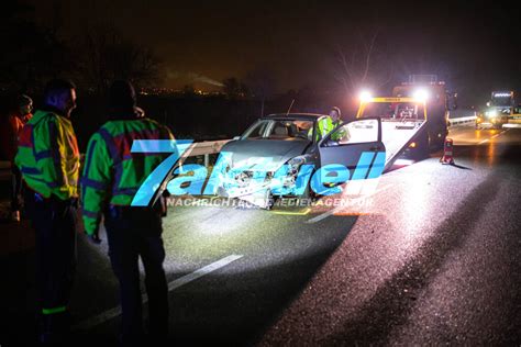 Auto Kracht Auf Glatter Stra E In Leitplanke Leicht Verletzt