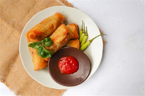 Lumpia Ou Lunpia Um Lanche Tradicional De Rolinho Primavera De