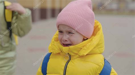 Un Ni O Peque O Con Una Mochila Est Llorando En Los Brazos De Su Madre